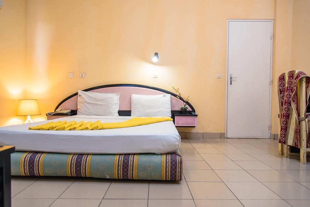Hotel Beausejour Mirabel Bonaberi Экстерьер фото